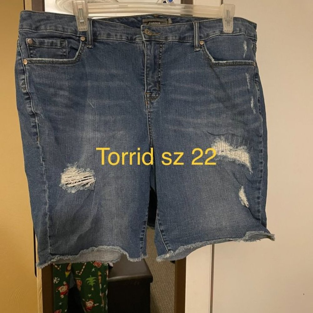 sz22 Torrid Bermuda shorts